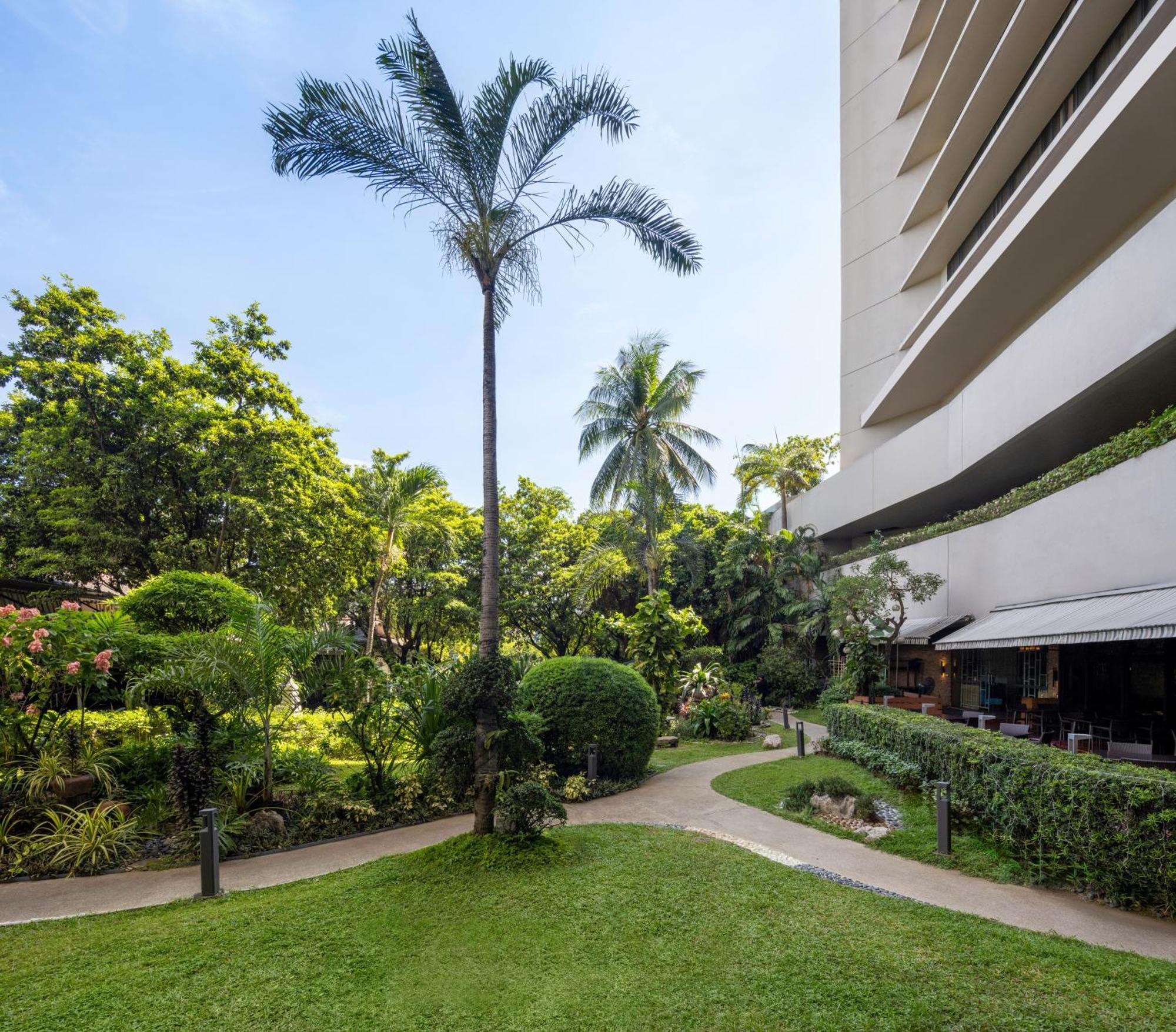 فندق دويست ثاني مانيلا ماكاتي المظهر الخارجي الصورة The hotel's garden
