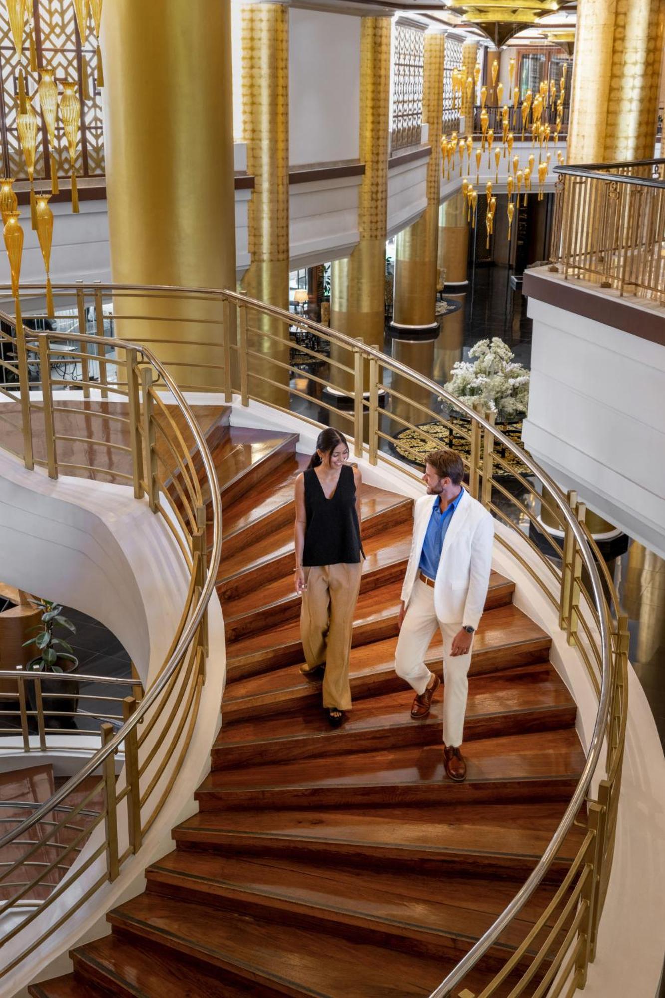 فندق دويست ثاني مانيلا ماكاتي المظهر الخارجي الصورة The staircase at the lobby