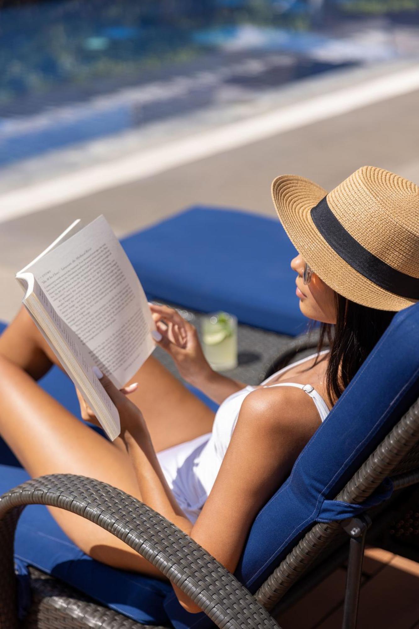 فندق دويست ثاني مانيلا ماكاتي المظهر الخارجي الصورة A woman reading a book