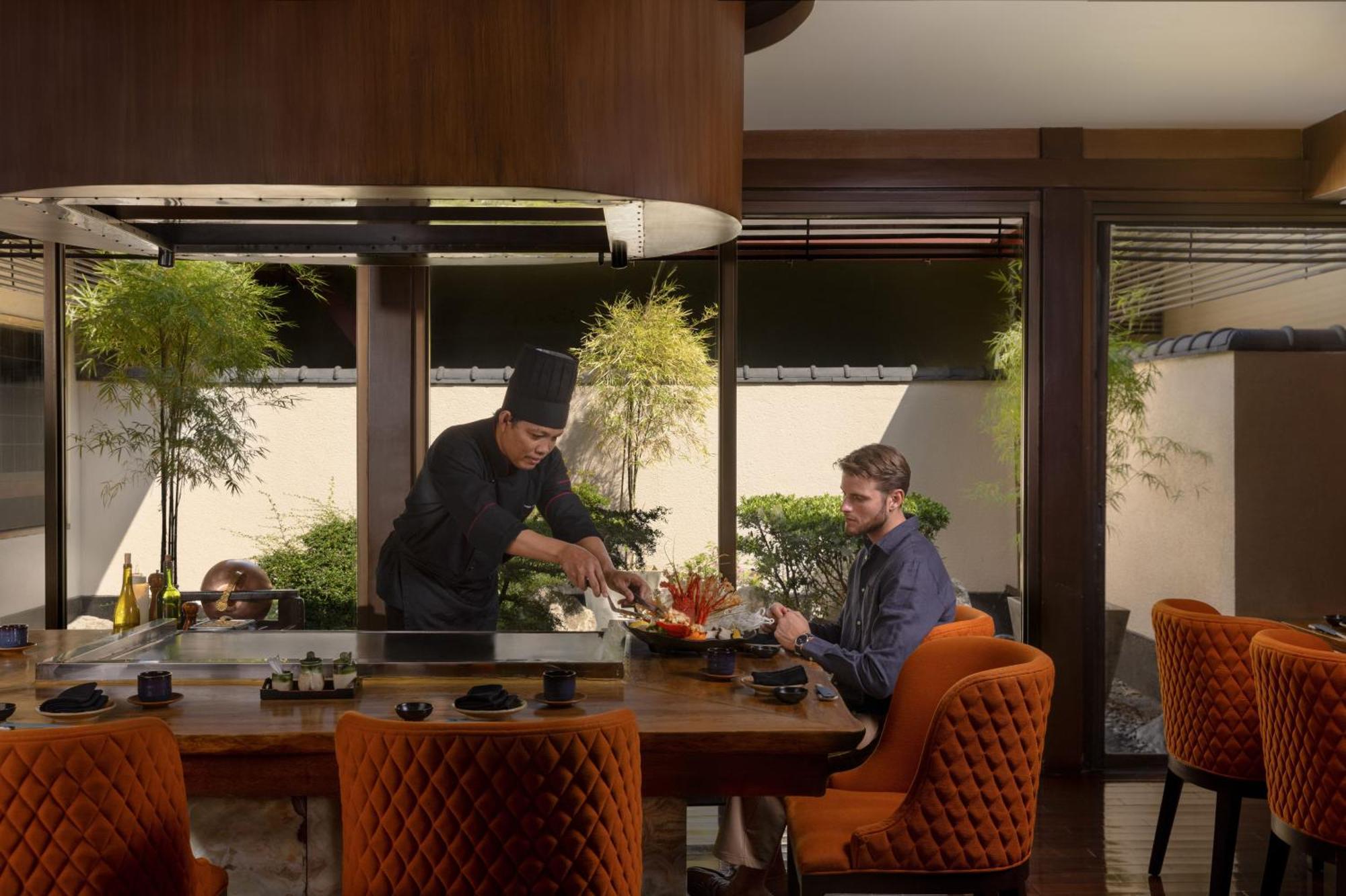 فندق دويست ثاني مانيلا ماكاتي المظهر الخارجي الصورة Chef at work at the hotel's restaurant